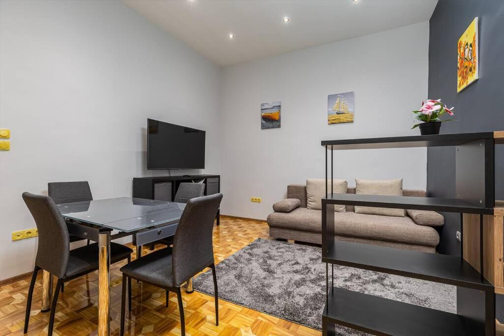 Apartament Bold Base *