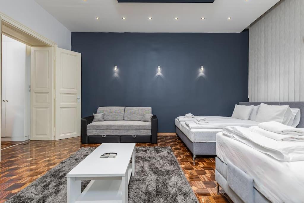 Apartament Bold Base *