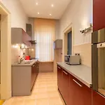 Bold Base Apartment